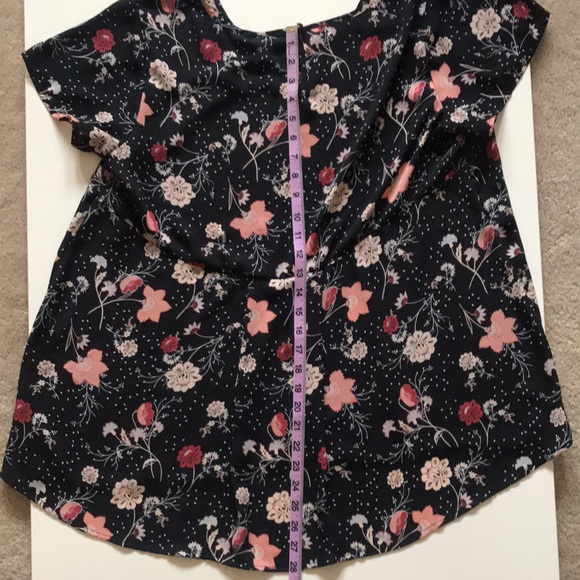 Torrid- Navy blue-Pink floral blouse- 1 - Picture 3 of 8